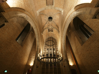 900671 Interieur van de Domtoren te Utrecht: de Michaelskapel, met kroonluchter aan het hijsgat.